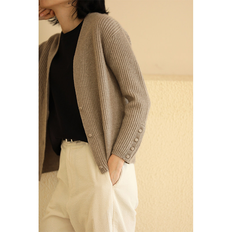 Miss Hatooth Aijia Autumn homemade pointed goods 50 cashmere V-neck is thin, skin-friendly and soft sand-colored cardigan women's top