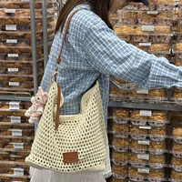 Бежевая модель плеча