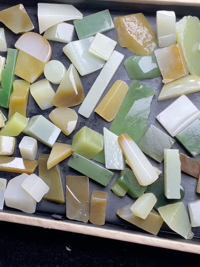 Restos de jade natural de Xinjiang Hotan, materiales finos característicos, materiales para tallar, colgantes, marcas, anillos y sellos para el aprendizaje