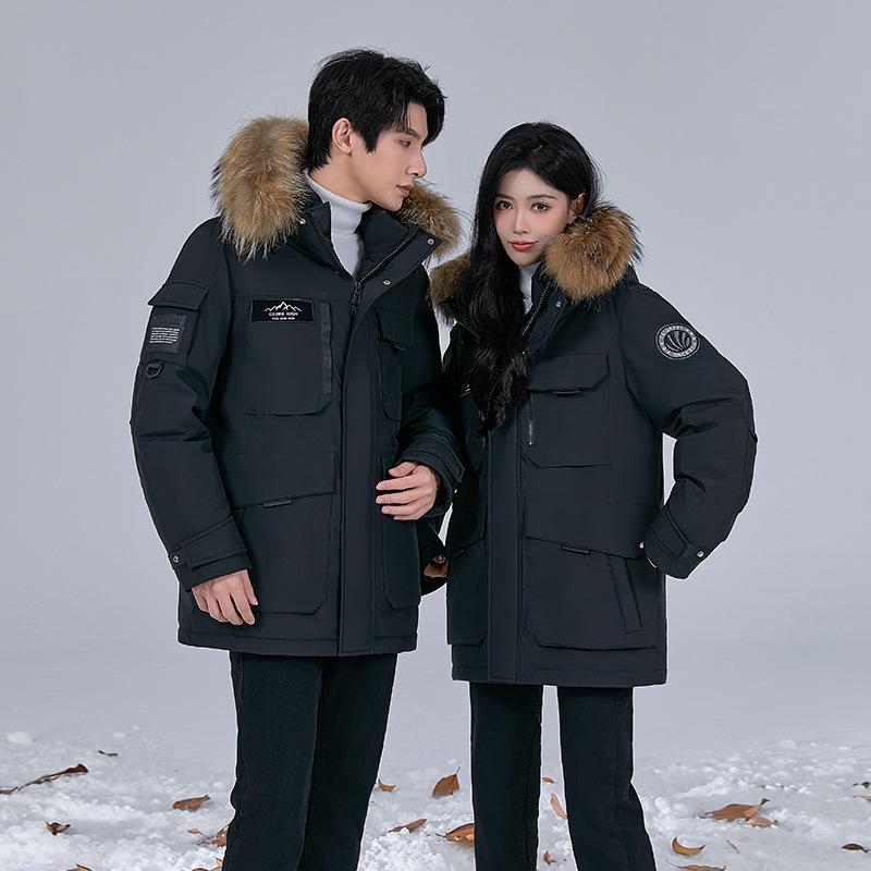 东北冰雪中的御寒神器:防寒羽绒服带你穿越极寒之地