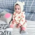 Quần áo trẻ sơ sinh mùa xuân và mùa thu đi chơi em bé dễ thương trùm đầu một mảnh phim hoạt hình em bé romper chấm bi romper - Áo liền quần