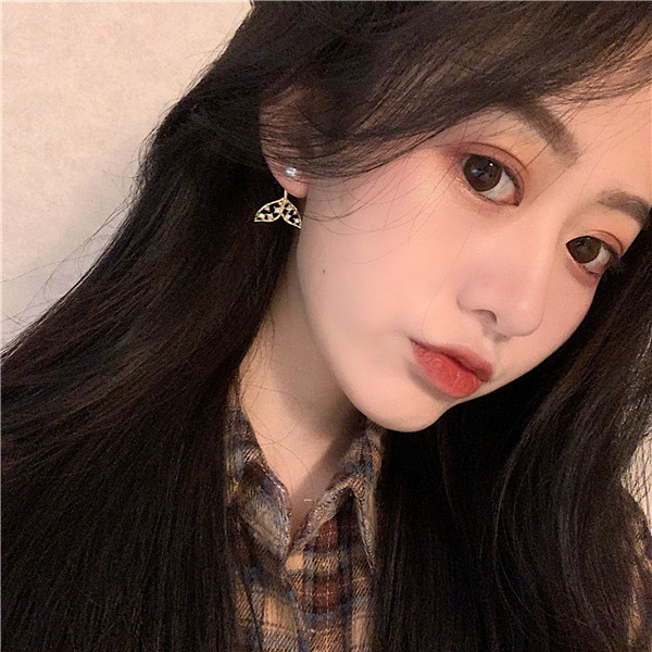 Hollowed-out Pearl Fish Tail Earrings 2022 New Tide Woman Long Version Temperament Personality 100 Lap Net Red Ear Pints