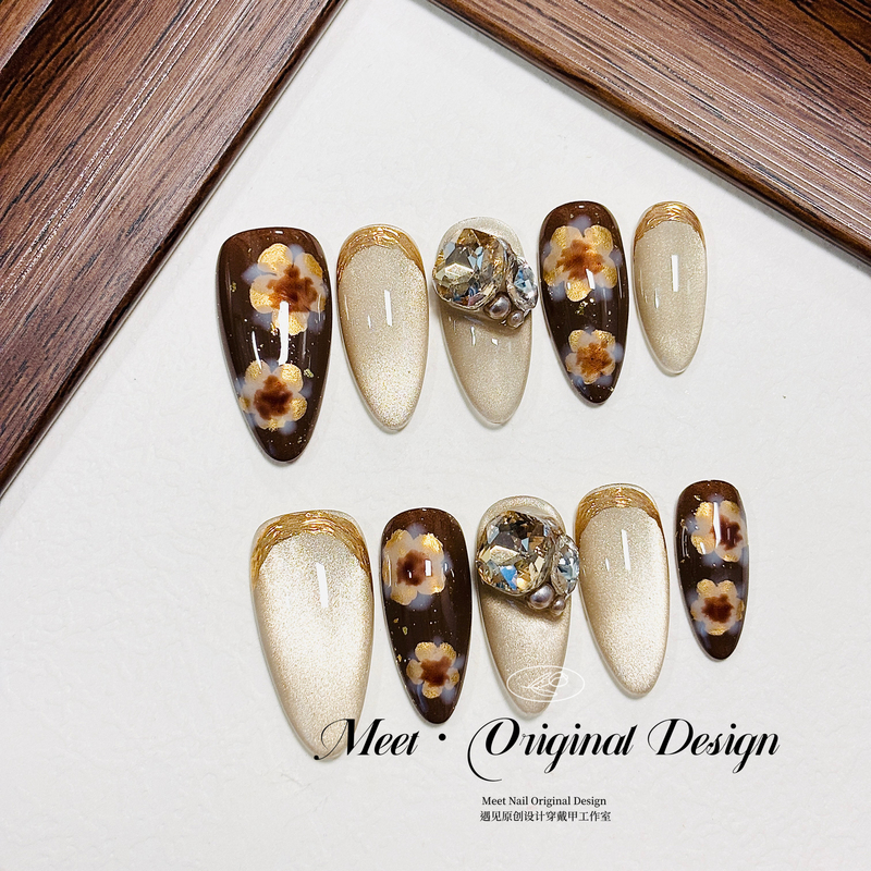 Meet Original Maillard Style Autumn and Winter Wearable Nails, Hand-Painted Flowers, Cat-Eye Gold Edges, Stacked Diamonds, High-End Feel, Whitening Manicure