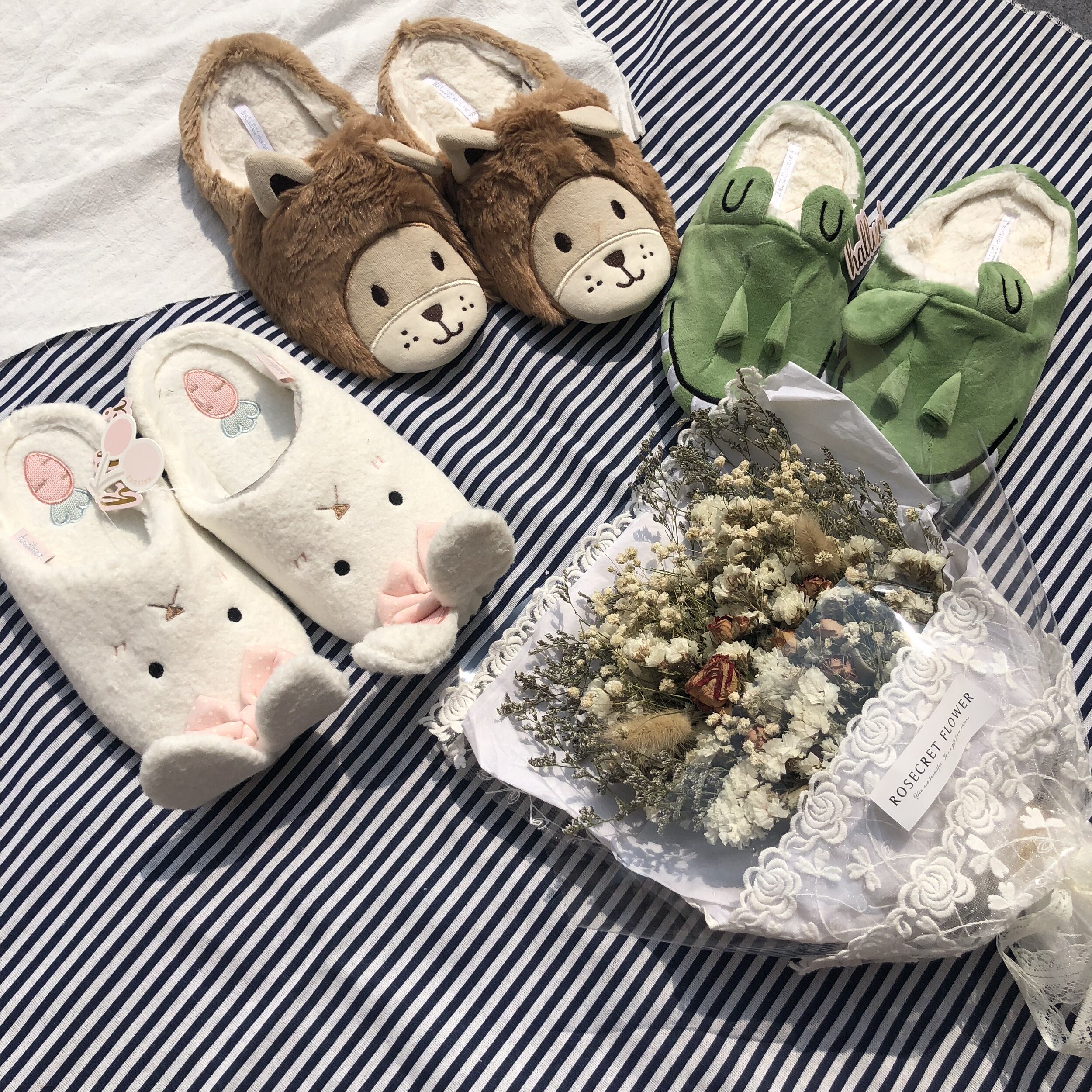 Korean version of cartoon cute lion crocodile cotton slippers women winter cute home couple warm plush slippers