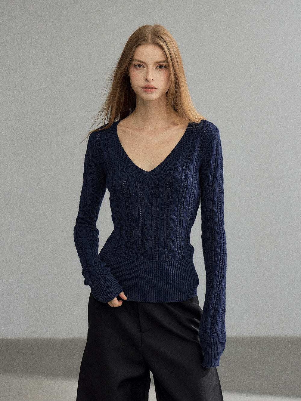 WITHMIN Slim Fit V-Neck Knit Sweater