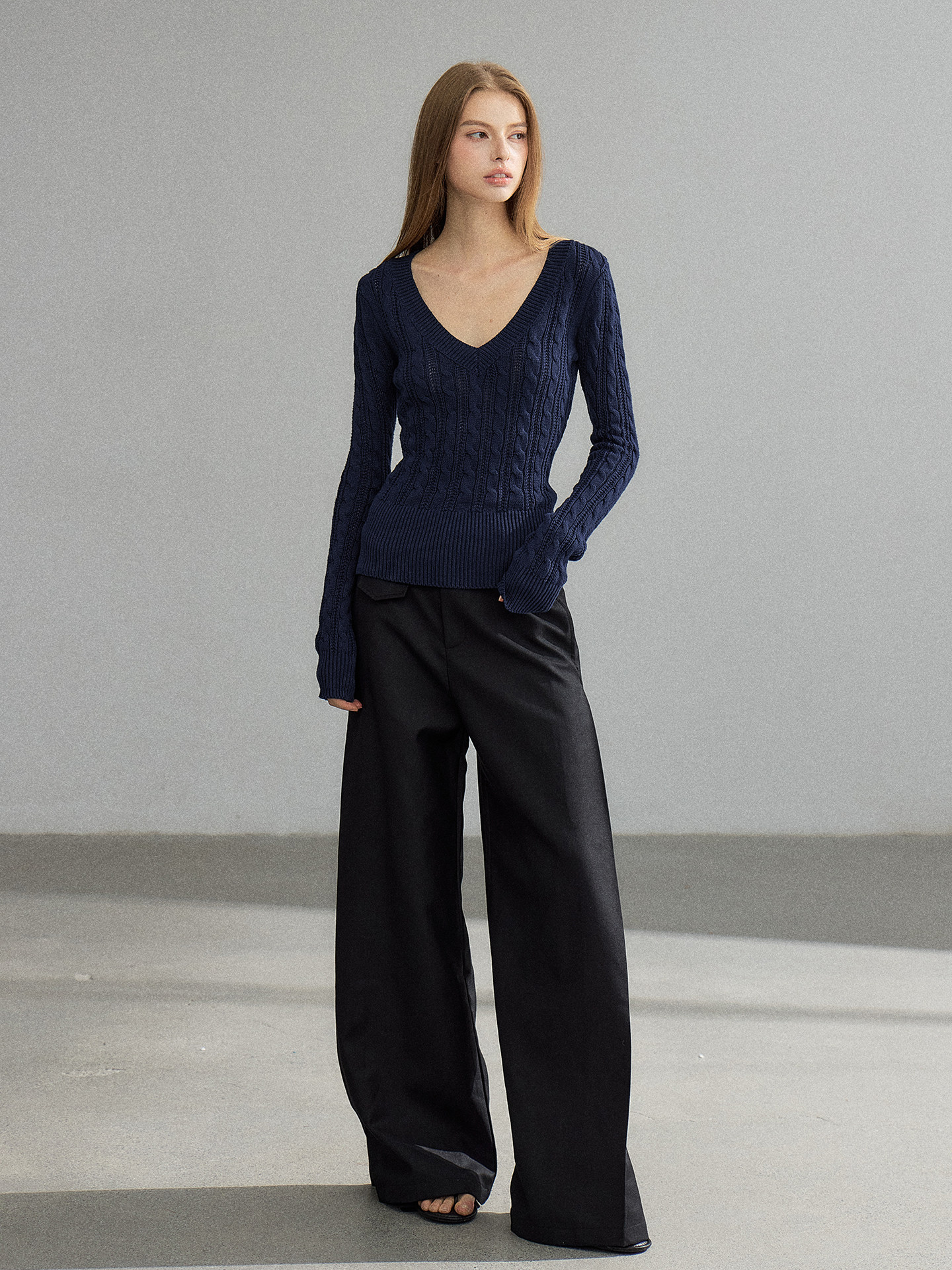 WITHMIN Slim Fit V-Neck Knit Sweater