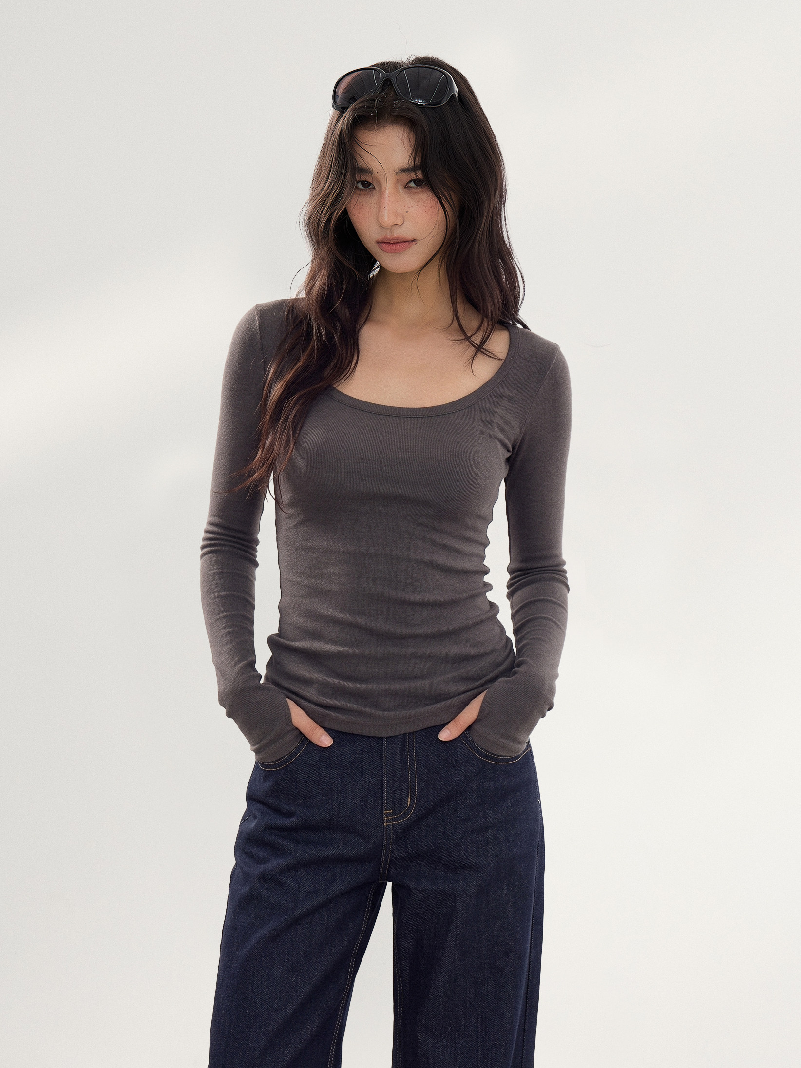 WITHMIN U-Neck Slim-Fit Tee