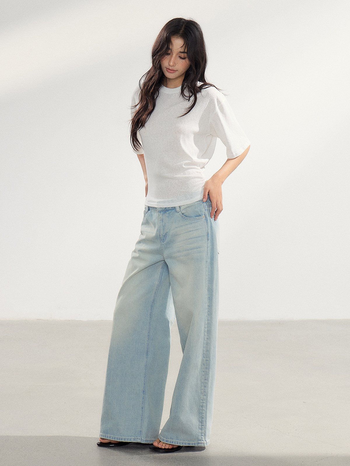 WITHMIN Low-Rise Wide-Leg Jeans