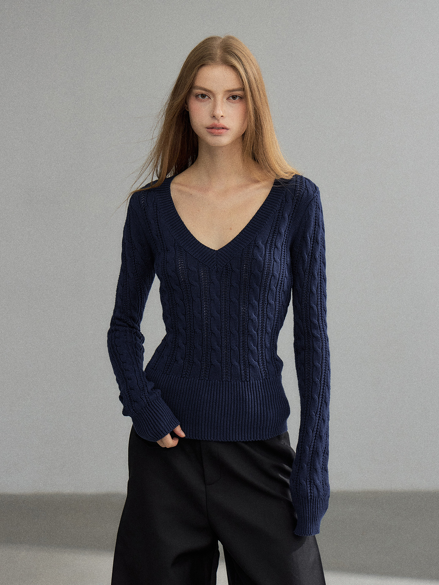 WITHMIN Slim Fit V-Neck Knit Sweater