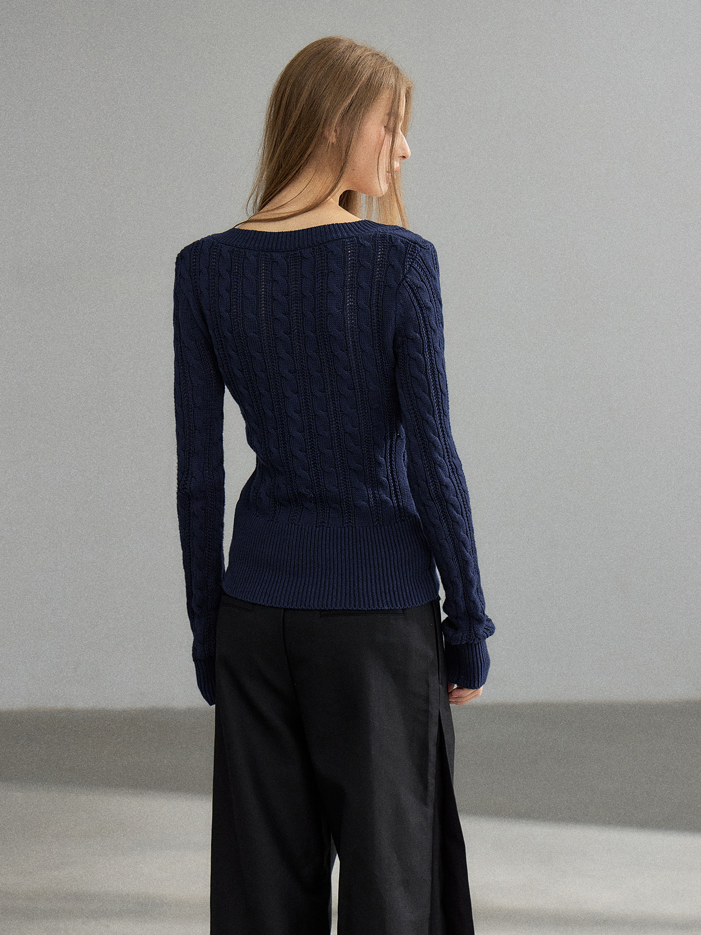 WITHMIN Slim Fit V-Neck Knit Sweater