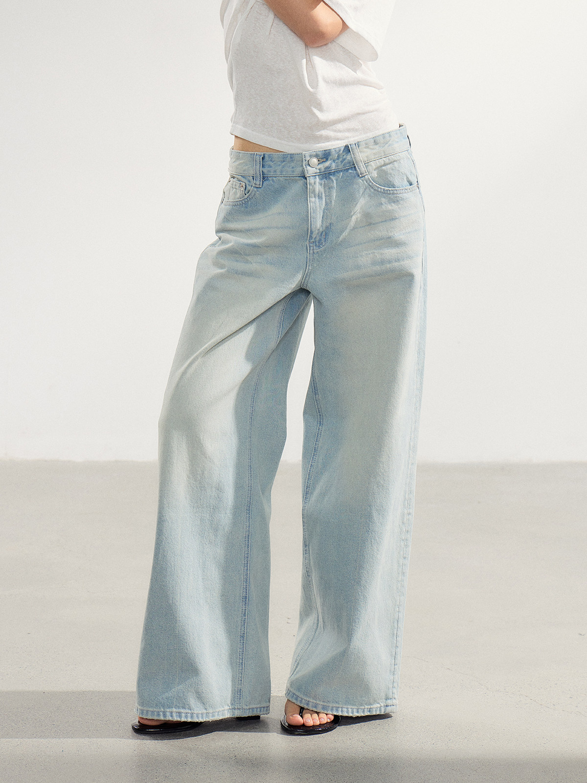 WITHMIN Low-Rise Wide-Leg Jeans