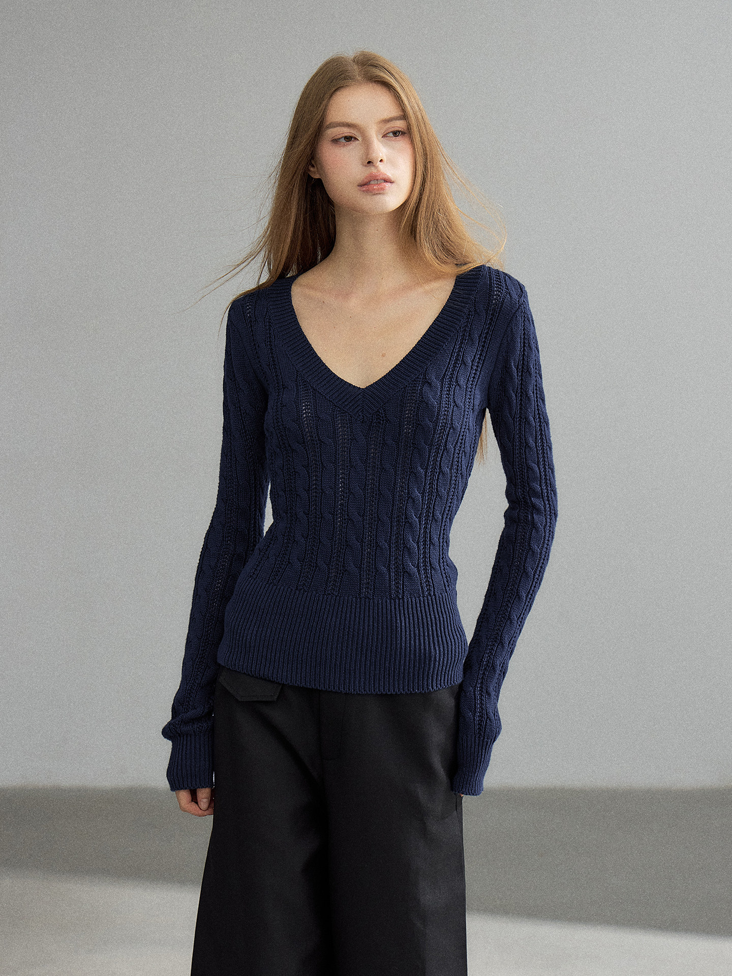 WITHMIN Slim Fit V-Neck Knit Sweater