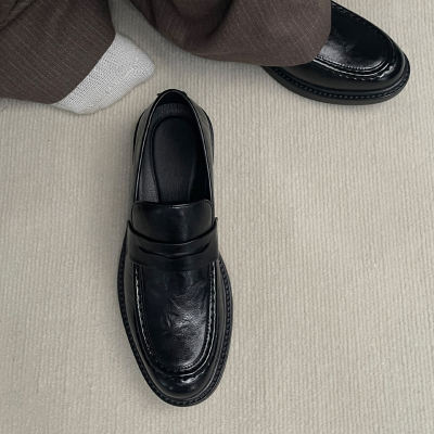 In 2025, the new British 6cm invisible height-increasing shoes for men, the loafers, the lazy bean shoes, and the loafers on one foot