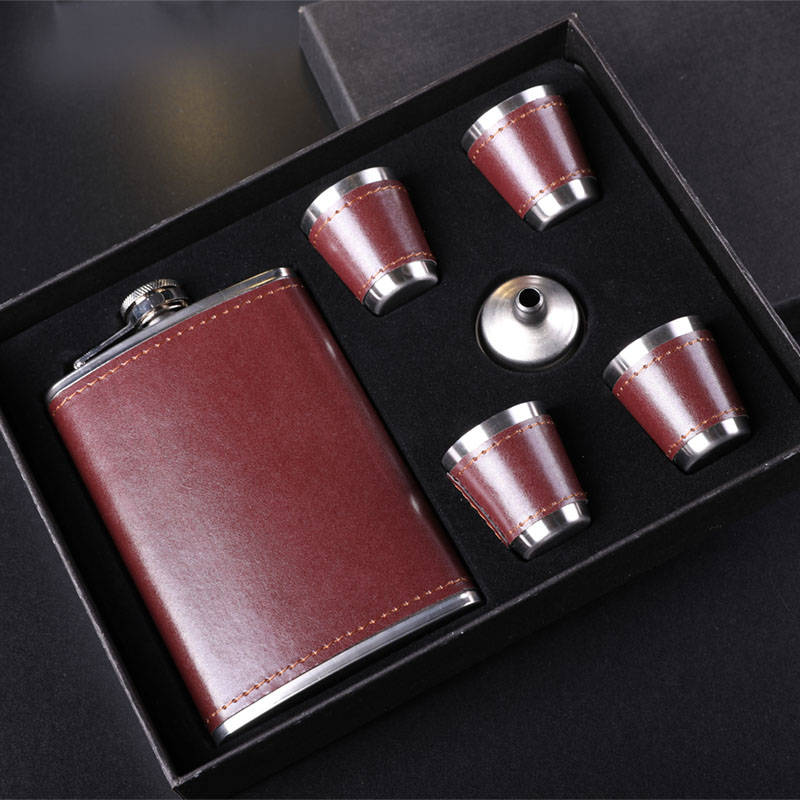 High-end stainless steel small wine jug kettle with 9 ounces for half a catty household Mini outdoor portable flat wine water bottle
