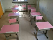 Học sinh tiểu học nâng bàn ghế học bàn học và bàn đôi bàn đào tạo bàn khuôn viên bàn học tự học