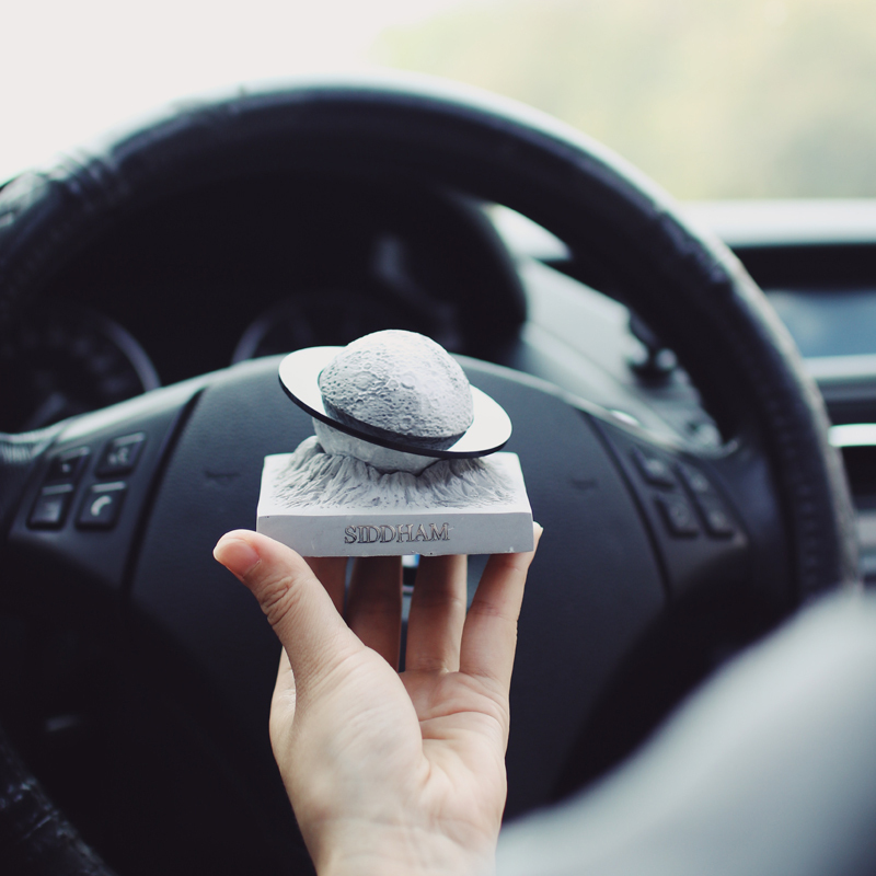 Car-Mounted Aroma Diffuser Stone Planet Moon Desktop Ornament Flameless Incense Fragrance Gift for Boyfriend Birthday Present