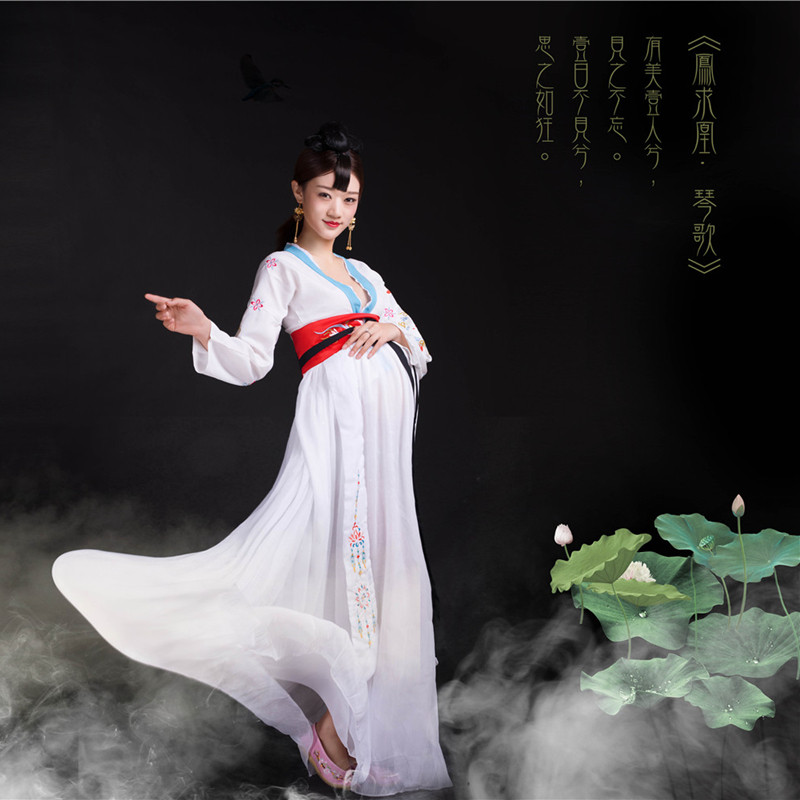 Pregnant women photograph Han clothing theme photograph written true clothes pregnant women pictured mommy art photo
