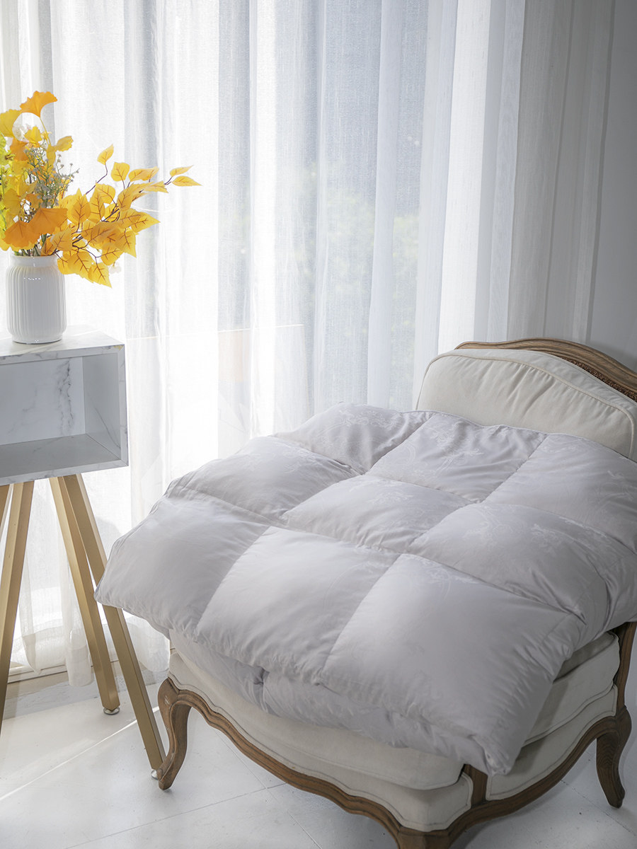 Feather ~~ 95 % white duck velvet is determined by the size of the plume weight 3 kg