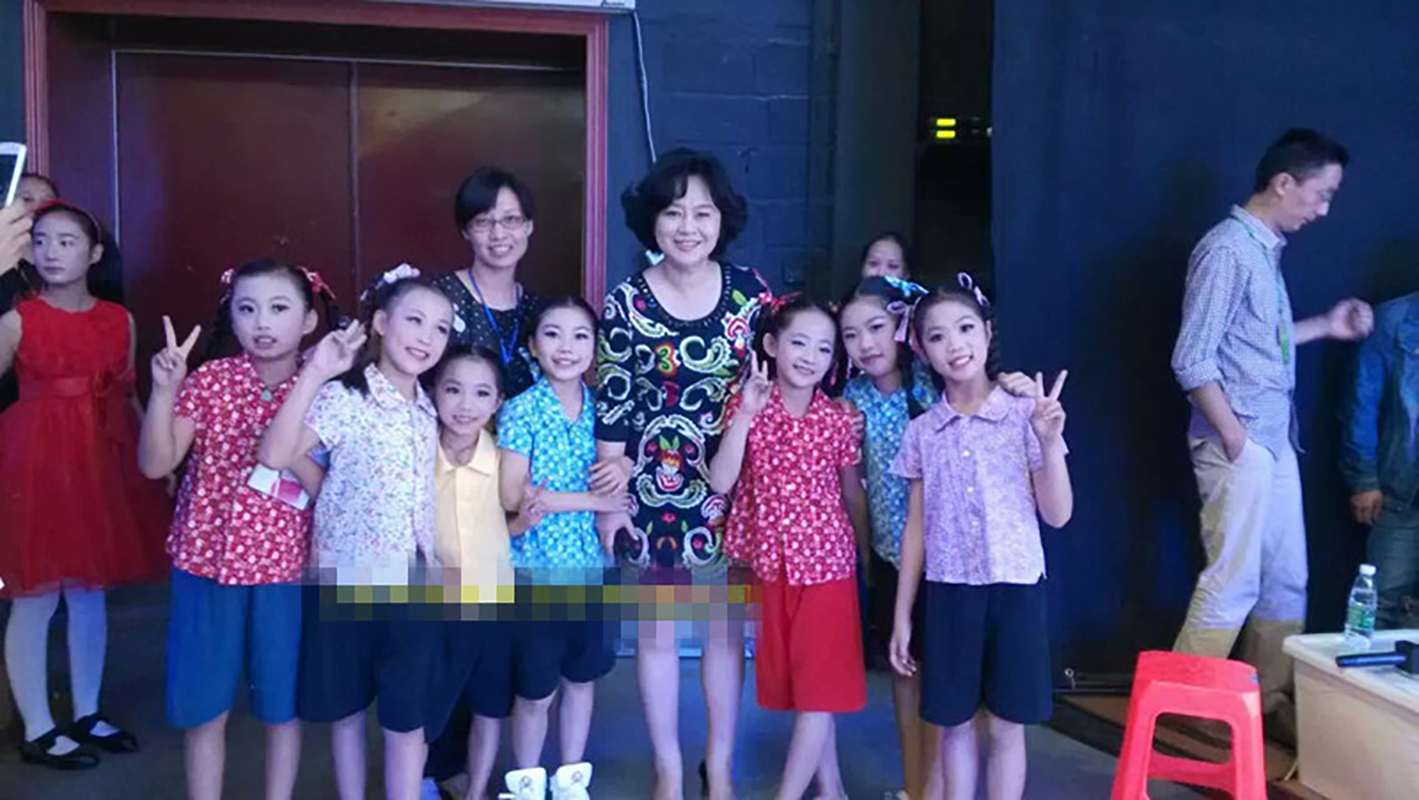 Trẻ em bị bỏ lại phía sau, em bé nông thôn, trang phục đồng quê, cha và mẹ xa, quần áo trẻ em di động, ấm áp trong đó thời trang be gái 10 tuổi