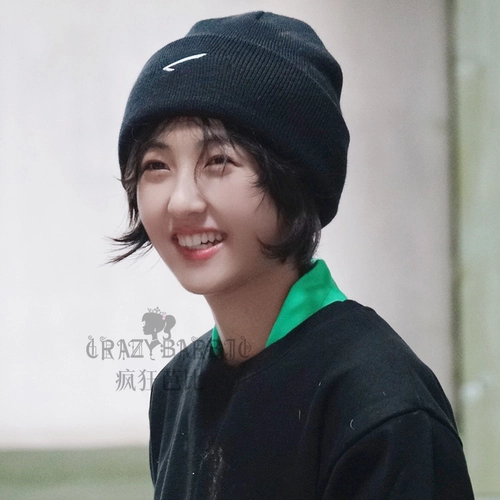 Демисезонная летняя вязаная шапка