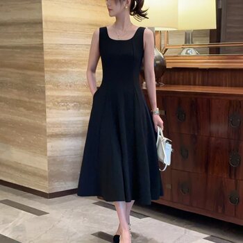 ຊຸດສີດໍານ້ອຍ hepburn ແບບ suspender skirt summer high-end temperament square collar sleeveless ສີດໍາ dress ສໍາລັບຄົນຂະຫນາດນ້ອຍ