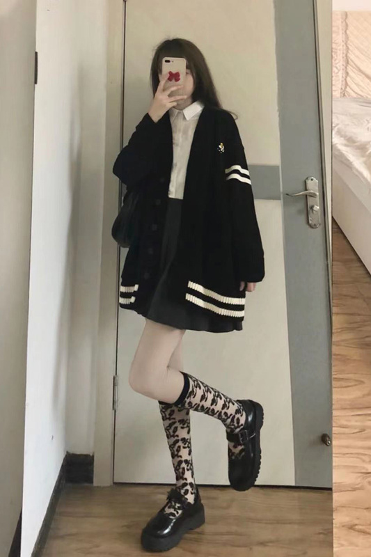 Sweater in Japanese Lazy Style, New Spring and Autumn Model, Plus-Size Embroidered Bee Design, Unique Outerwear for Women