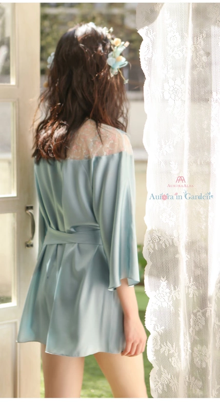 AURORA in Garden màu hồng màu xanh daisy thêu ren xù lông cổ điển lớn ve áo ngủ lụa - Night Robe