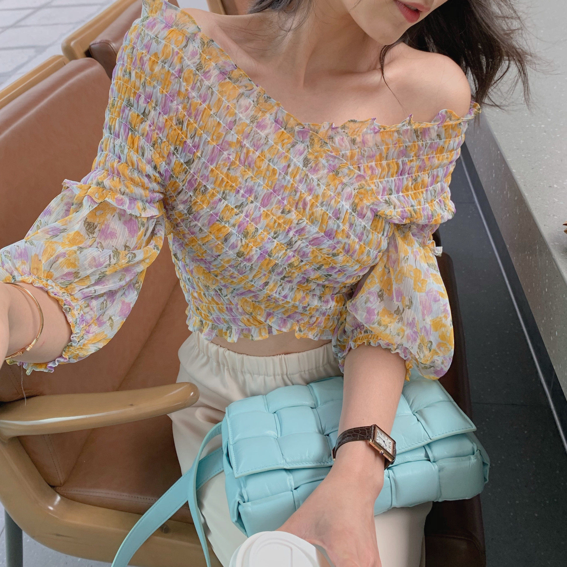 From a spring day genre style gentle wind to a short sleeve with a straight shoulder lock bone and a snow-spinning blouse.