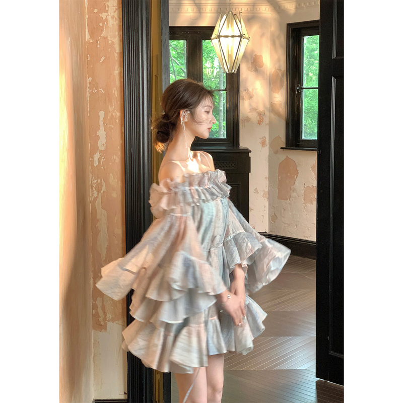 From a Moment of [Flower Room] Elegance, a Sweet Off-The-Shoulder Strapless Dress with a Ruffled Design and a Short Skirt with a Sense of Style
