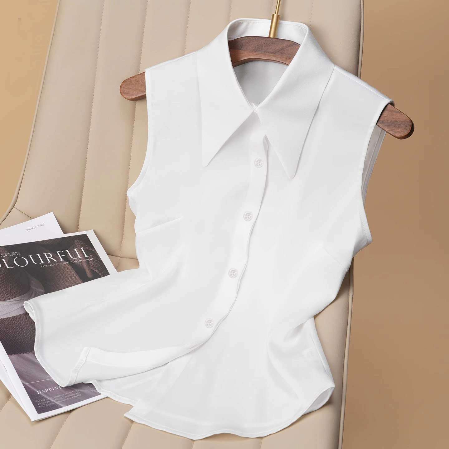 Elegant and sophisticated sleeveless shirt with a pointed collar, a versatile new style for women, perfect for the workplace or commuting.