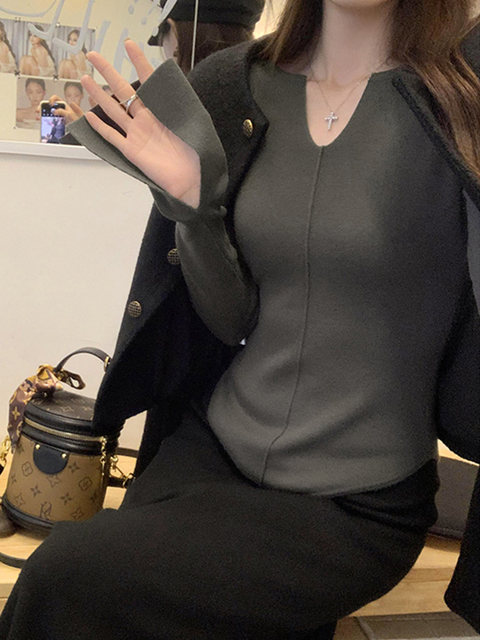 Bell-Sleeve V-Neck Long-Sleeve Knit Top for Women, Autumn and Winter, High-End, Chic, Tight-Fitting, Slimming Base Layer Top