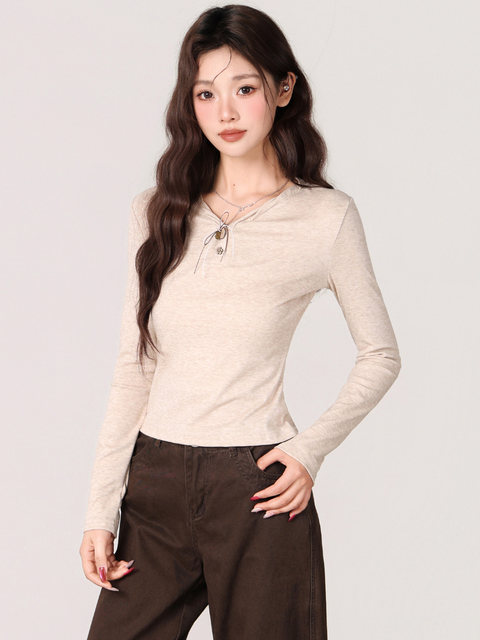 Stylish and Unique Long-Sleeve T-Shirt for Women, Suitable as a Base Layer in Autumn and Winter, Oatmeal Color, Regular Shoulder Fit, Versatile, Slim-Fit Top