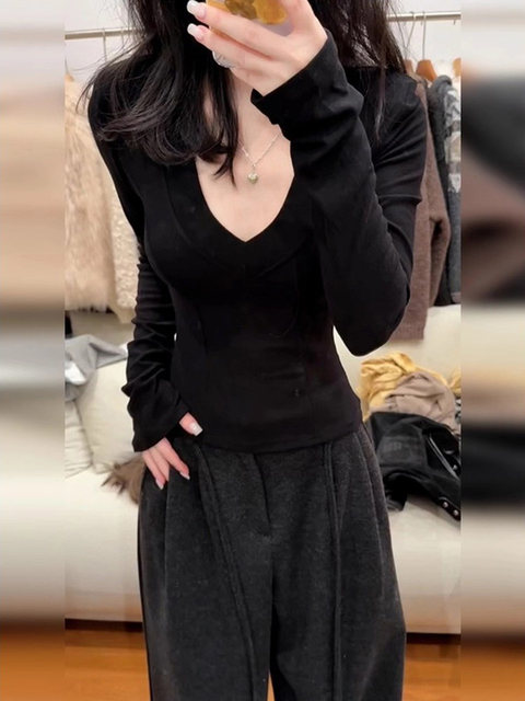 Super Stylish Slim-Fit Base Layer Top for Women, Autumn and Winter, High-End Feel, Tight-Fitting, Very Flattering, Slimming V-Neck Knit Top