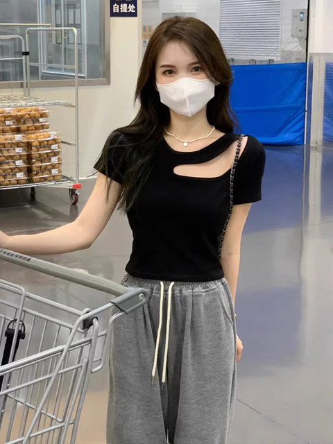 Designed Cut Out Right Shoulder Short-Sleeved Collarbone Top for Women in Summer, Unique and Beautiful Slimming Look Sexy T-Shirt