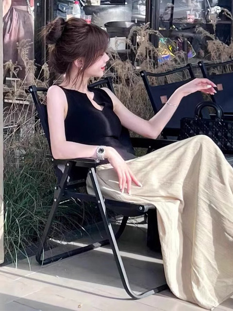 Black Small V-Neck Knitwear Vest for Women Summer 2025 New Design Slim Pleated Chic Sleeveless Top