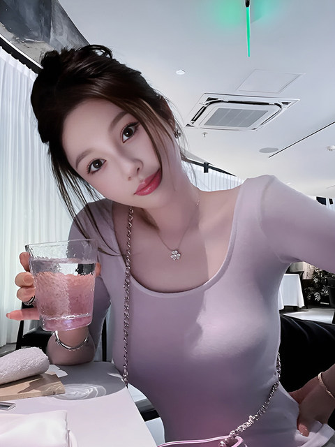 Pure Desire to Show Off Figure, Mid-Sleeve Light Purple T-Shirt for Women, Summer Tight-Fitting Five-Quarter Sleeve, Sweet and Spicy, Slimming U-Neck Base Shirt Top