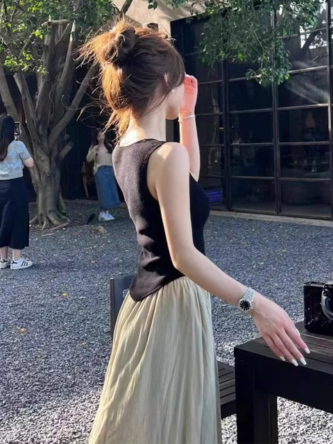 Black Small V-Neck Knitwear Vest for Women Summer 2025 New Design Slim Pleated Chic Sleeveless Top