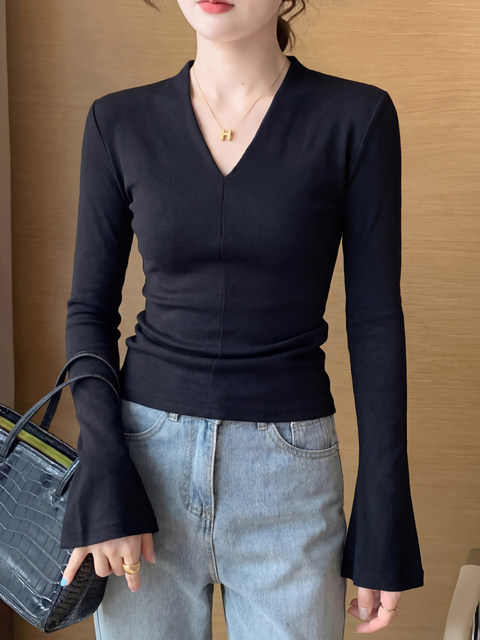 Super Stylish Long-Sleeve V-Neck Base Shirt for Women, Autumn/Winter 2025 New Model, Slim Fit, Stunning and Slimming Bell-Sleeve Top
