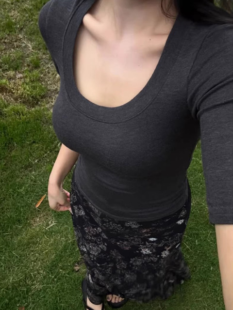 American-Style Sexy Hottie U-Neck Tight-Fitting Bottoming Shirt for Women in Summer, Figure-Flattering, Regular Shoulder T-Shirt, Slimming, Cool and Chic Top