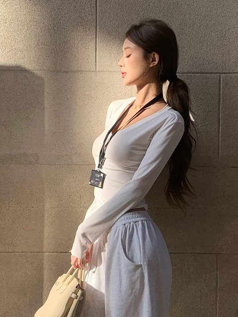 Pure Desire Sweet and Spicy Girl V-Neck Long Sleeve T-Shirt for Women, Autumn and Winter White Sexy Slim Fit Basic Top