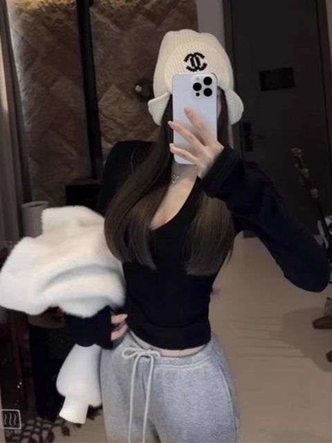 Hot Girl Outfit: Sexy V-Neck Long-Sleeve Base Shirt for Women, Autumn and Winter Pure Desire Style, Sweet and Spicy Girl Tight-Fitting Slimming Inner Top