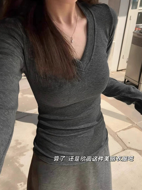Slim-Fit V-Neck Long-Sleeve T-Shirt for Women, Autumn and Winter Style, Trendy and Flattering, Regular Shoulder, Waist-Cinching, Minimalist Top
