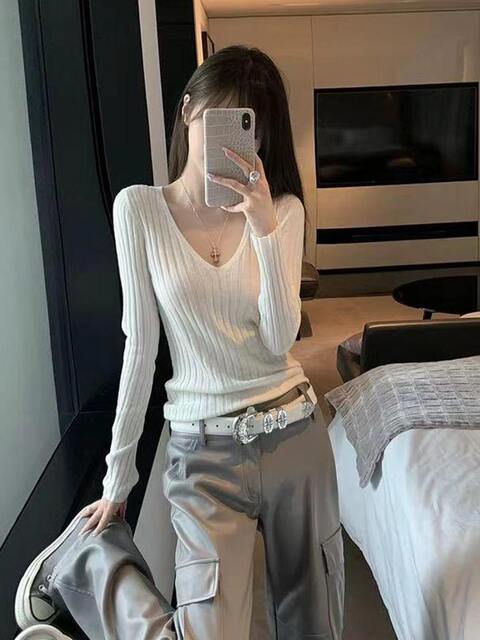 V-Neck American Style Spicy Girl Ribbed Knit Base Shirt for Women, Super Stylish and High-End Korean Style Tight-Fitting Inner Top for Autumn and Winter