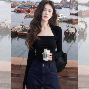 Black Square-Neck Long-Sleeved Bottoming Shirt for Women in Autumn and Winter with a Hepburn-Style Design, Tight-Fitting, Slimming, Simple Inner Wear, French-Style Top