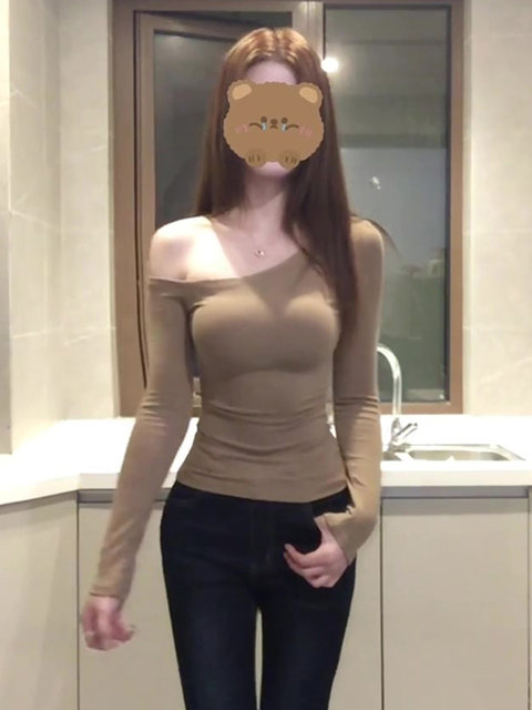 Off-The-Shoulder Long-Sleeve Base Shirt for Women with a Unique Design, Perfect for Fall and Winter, Slim Fit, Flattering and Stylish Innerwear