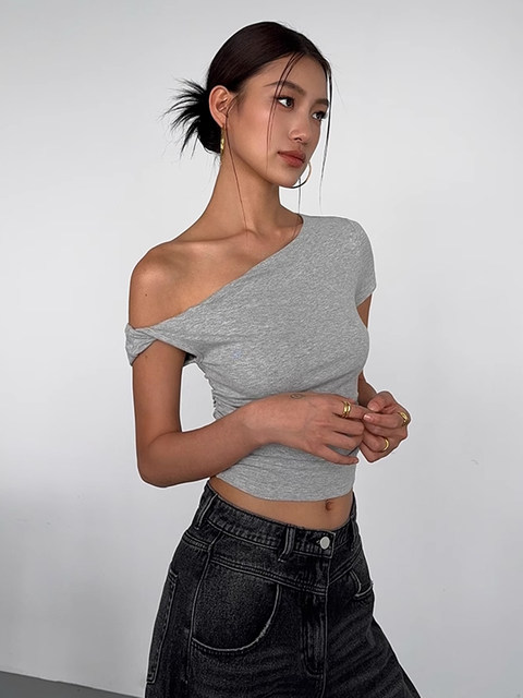 Trendy and Unique Off-Shoulder Tight-Fitting Top for Women in Summer, Super Popular, Age-Reducing, Chic, Slimming, Twisted Asymmetrical Shoulder T-Shirt