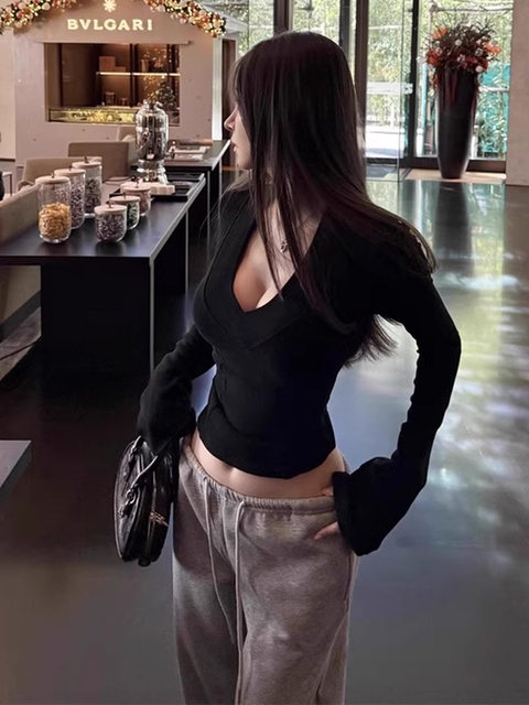 Hot Girl Outfit: Sexy V-Neck Long-Sleeve Base Shirt for Women, Autumn and Winter Pure Desire Style, Sweet and Spicy Girl Tight-Fitting Slimming Inner Top