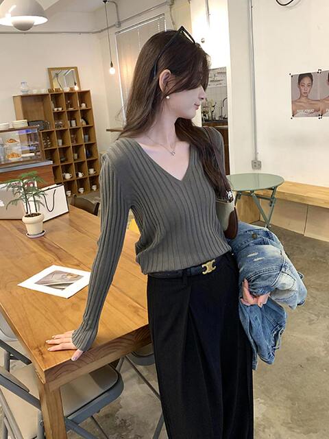 V-Neck American Style Spicy Girl Ribbed Knit Base Shirt for Women, Super Stylish and High-End Korean Style Tight-Fitting Inner Top for Autumn and Winter