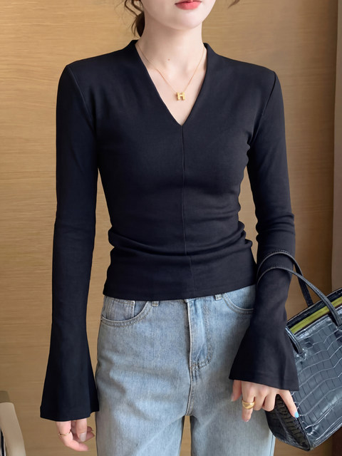 Super Stylish Long-Sleeve V-Neck Base Shirt for Women, Autumn/Winter 2025 New Model, Slim Fit, Stunning and Slimming Bell-Sleeve Top