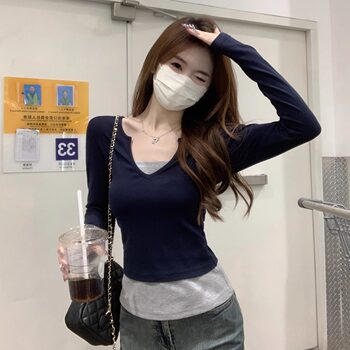 Super Stylish Color-Blocked Fake Two-Piece V-Neck Top for Women, Autumn American Retro Style, Slim-Fit Long-Sleeve T-Shirt